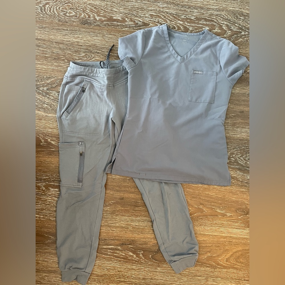Jaanuu scrub set